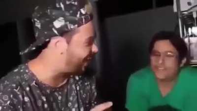 Luccas neto mamando uma garrafa foda-se