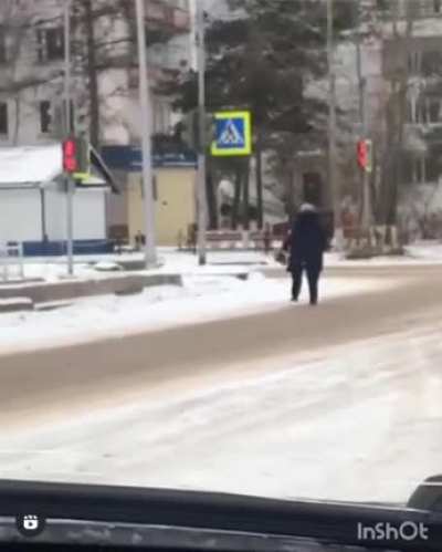 В якутском Ленске женщина попыталась украсть пилу из кузова грузовика, когда тот стоял на светофоре. Но водитель вовремя заметил воришку и догнал её. Той пришлось бросить пилу на асфальт и убежать.