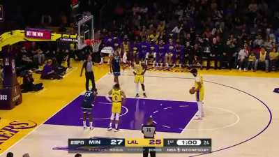 [Highlight] Anthony Davis gets a rip on his shorts on the left buttocks