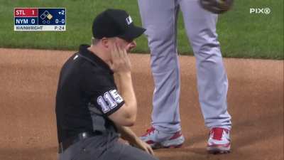 [Highlight] STL@NYM: First base ump Junior Valentine gets hit on the cheek by an Edmundo Sosa throw