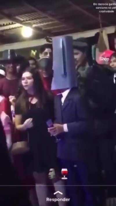 🗿🍷