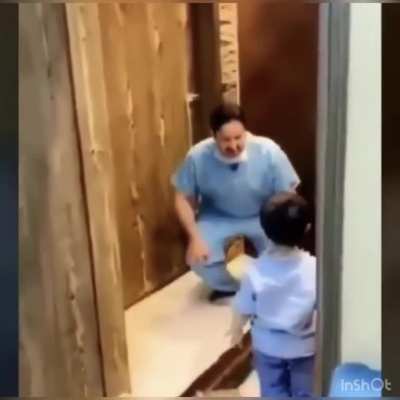 Don&rsquo;t know if this belongs here, A Saudi doctor crying bec he can&rsquo;t hug his child from the fear of infecting him