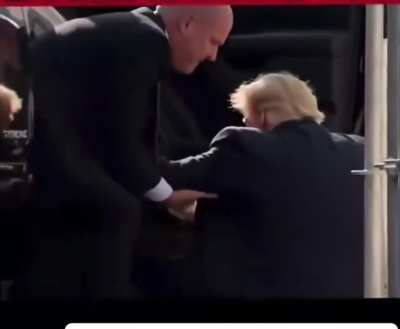 BREAKING{🚨} President Trump collapses as he enters the presidential limo earlier today. No word on his condition at this time.