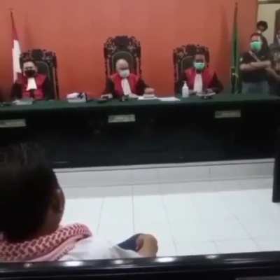 Aktivis anti masker serang hakim saat membacakan vonis untuknya, di Pengadilan Negeri Banyuwangi, Kamis (19/8). "Wuuww"...