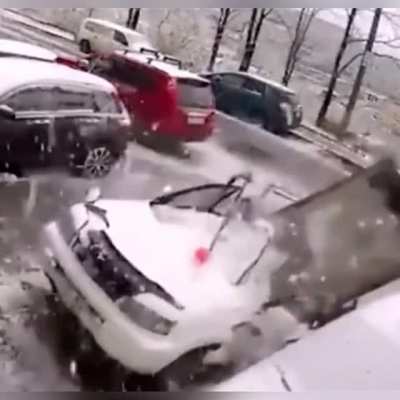 &Eacute; assim q se limpa a neve de um carro?
