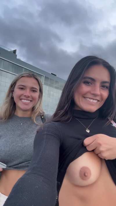 2 girls 