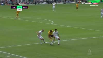 Pedro Neto's great skill vs Leeds 55'