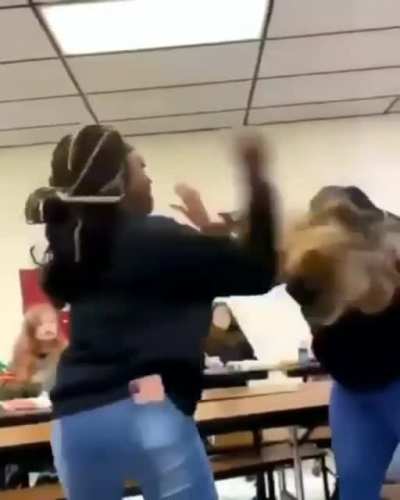 This girl attacked a Muslim girl until someone came to defend her