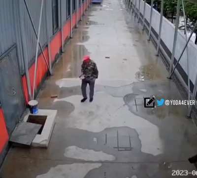 In the longer version, pup never leaves his brother&acirc;s side for two hours until, finally, a hooman shows up.