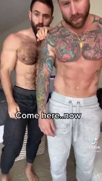 Get up babe, homoerotic vikings are about to land on shore ⛵💦