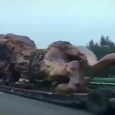 Transporting the "Oriental Lion", world's largest redwood sculpture 🦁 sculpture by Dengding Rui Yao
