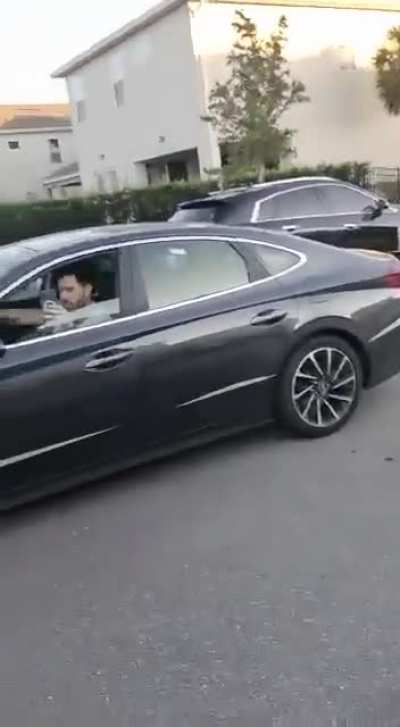 “Tem que ficar todo mundo aqui, aglomerar, pq aí grita mito, ele sai” -- o cercadinho agora é na janela do quarto do Jair, um castigo mais que apropriado