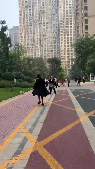 为母则刚，小区内孩子被狗狗袭击，妈妈拿着铁铲追着打