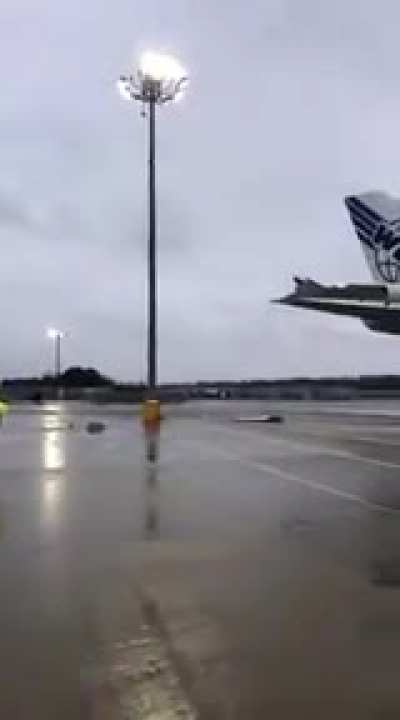 747 hit a light pole and sliced off a winglet while taxiing at Columbia, SC airport - 12/20/2020