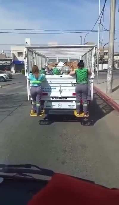 Cordob&eacute;s descubre como trabajan los recolectores de residuos.