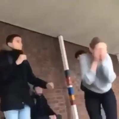 Amk kızı vuruyor karşılık gelince oturup ağlıyor geri vurmaya kalkıp allahına kavuşuyor beyinsiz oruspu