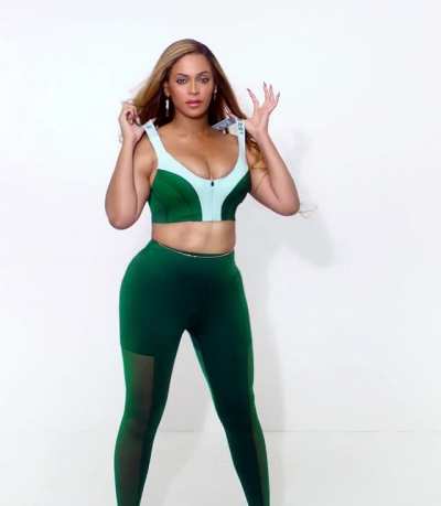 Beyonc&eacute; jiggles and struts