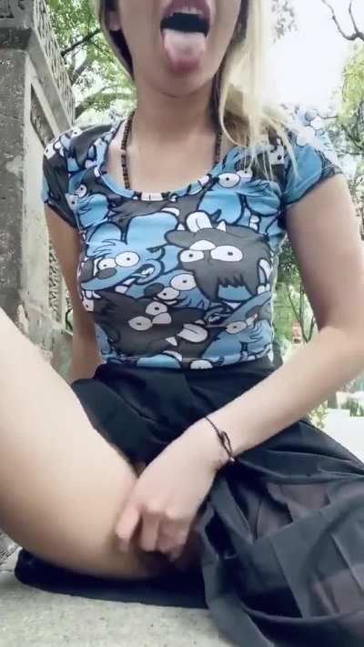 Rubbing Her Fat Pussy In Public 💦
