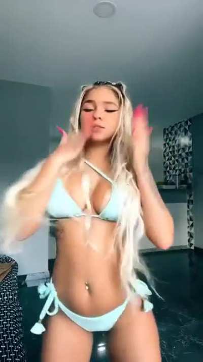 "Tem umas que tem peitinho, tem umas que tem bund&atilde;o" ❤️&zwj;🔥