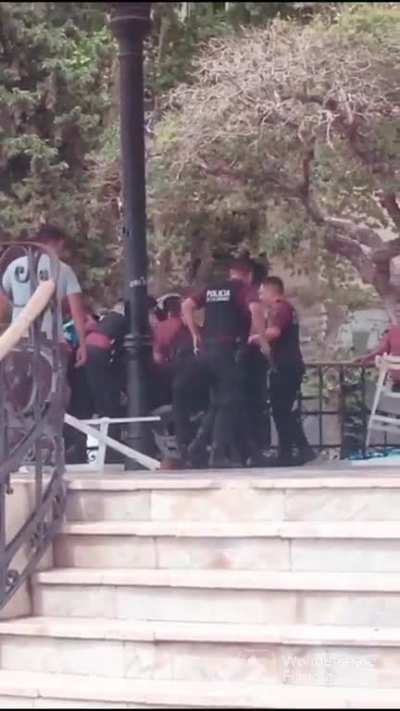 No hacen falta taser, solo necesitamos sillas