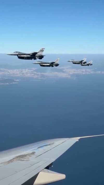 Two Korean and Two U.S. F-16&rsquo;s escort Air Force One into South Korea