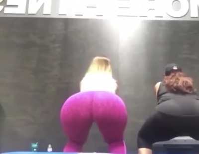 Leggings can&rsquo;t handle that much ass