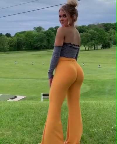Short blonde, Fat ass