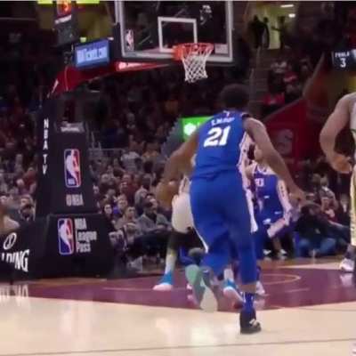 Lebron James gives a behind the back pass to himself, through his teammate&rsquo;s legs.