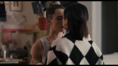 Selena Gomez kissing Cara Delevingne