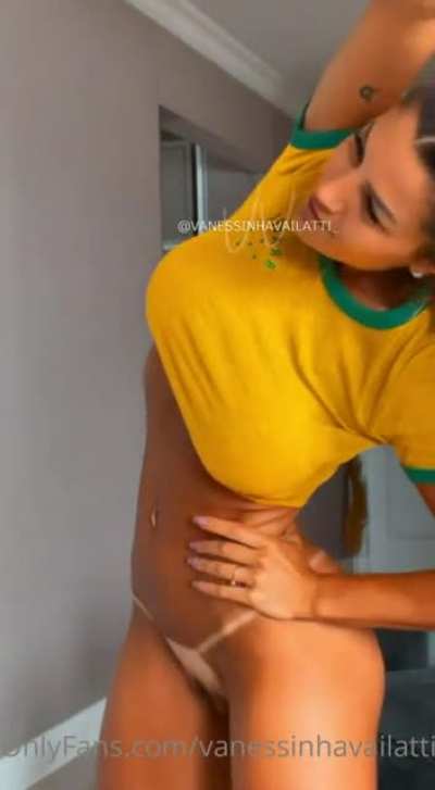 Vanessa Vailatti 🇧🇷 | @vane<wbr>ssinh<wbr>avail<wbr>atti_