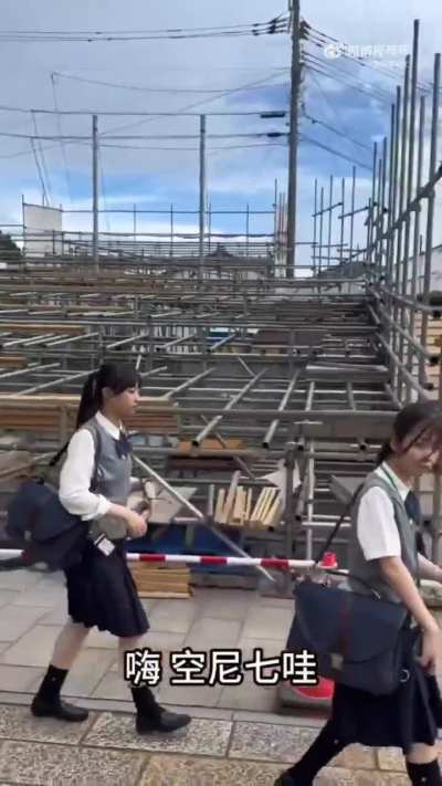 10月3日<wbr>(发布) 一中国男子<wbr>在日本街头<wbr>向路过的日<wbr>本人问好，<wbr>但下一秒又<wbr>用中文辱骂<wbr>对方。