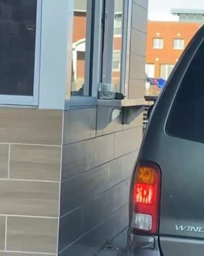 Super promo no Mac Donald's. Mas s&oacute; no drive thru de manh&atilde;. CoffeBaby. Voc&ecirc; troca seu beb&ecirc; (de at&eacute; 1ano) por um Caf&eacute; com Leite.