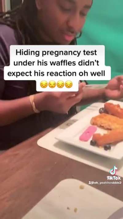 Don't play with someone's food 🤦