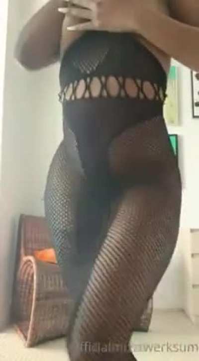MIZZ TWERKSUM