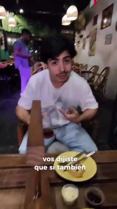 Influencer de comida conoció a un joven en la calle y lo invitó a comer