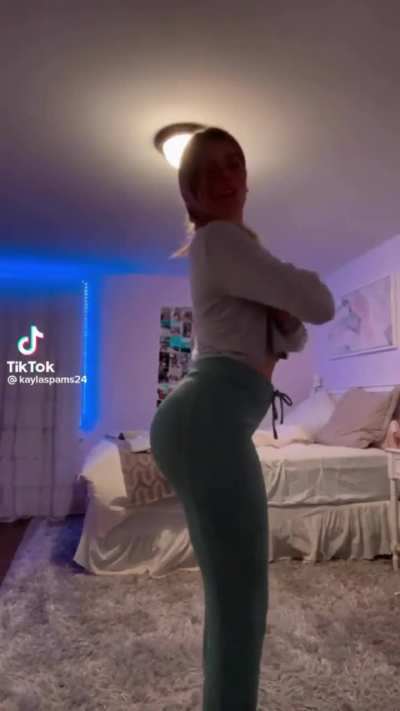 Kayla&rsquo;s perfect ass in sweatpants