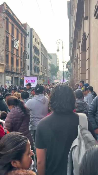 As&iacute; aperraron los acarreados el informe de Brugada, hace menos de un mes, estos pedestres andaban con agua de ca&ntilde;er&iacute;a hasta las rodillas, hoy con una torta sucia y 200 baros aplauden. Miserables hdp
