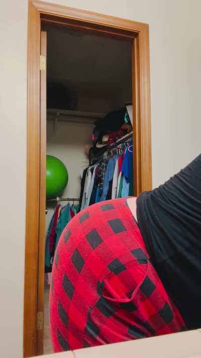 Your Bossy MILF&rsquo;s Farting Cheeks Just Let One RIP&hellip; Now Get Over Here &amp;amp; Inhale Every Last One, My Favorite Boy-Toy 🔥