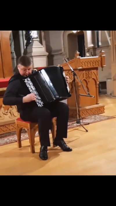 imagina tocar uma orquestra inteira numa sanfona (o nome dele &eacute; Alexandr Hrustevich)