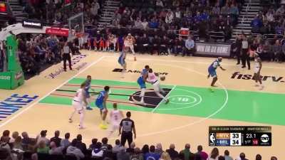 [Highlight] Julius Randle has 16 points. He&rsquo;s 7/7 from the field. He also MOVED Giannis on this step back.
