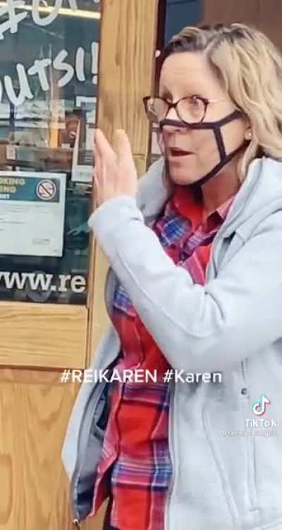 Anti mask karen HAS to know she looked stupid in this moment