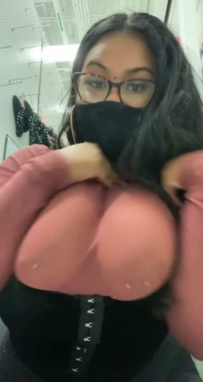 I&rsquo;m such a slut at work 👀