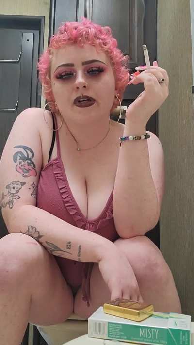 Hey loves 🌬 here's a clip from my first ever speaking video! In this video I talk about myself mostly, kind of like a "get to know me" video! This video is 15 minutes long 🚬 let's sit down and smoke together 🥰 