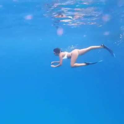 🏊‍♀️🍑