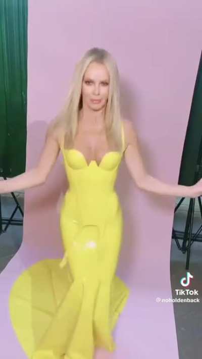 Amanda Holden shaking her tits