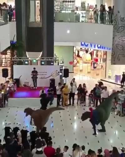 Alışveriş merkezi a&ccedil;ılışı