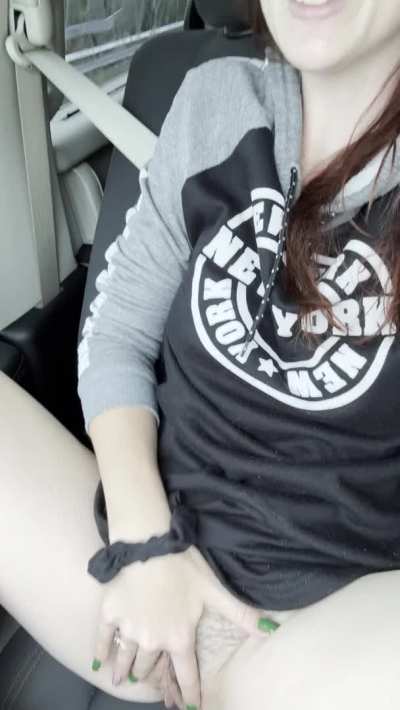 Just a mom who loves to have her pussy eaten out on the daily..