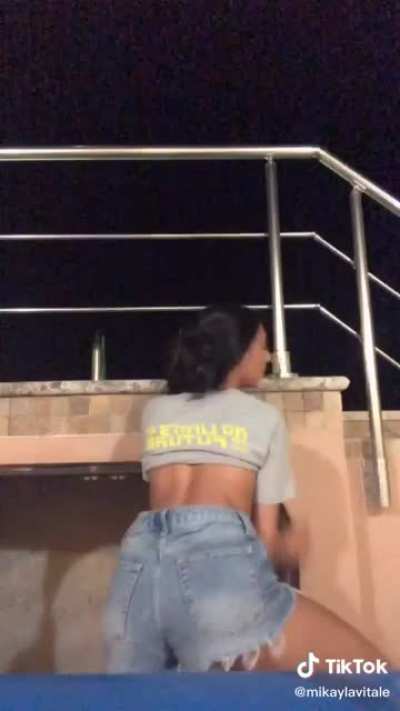 Italian teen twerks to Hips don&rsquo;t lie