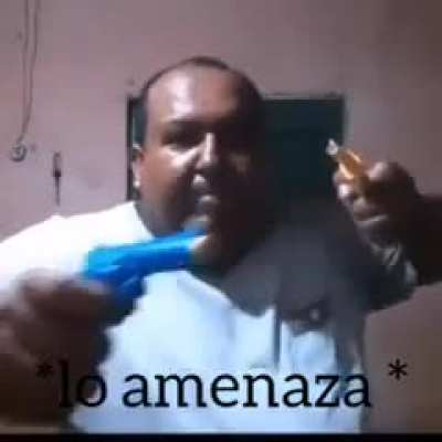 * lo amenaza *