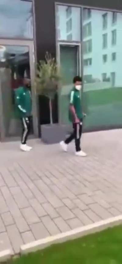 A fan outside Bayern&rsquo;s training ground today: &ldquo;Alaba, if you want to go to Madrid and play with Vinicius, better come with me and work as a laborer&rdquo;.